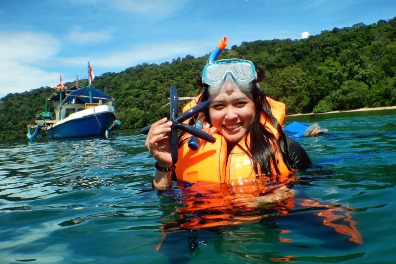 Keindahan Alam Maldives ala Indonesia di Pantai Teluk Biru Banyuwangi