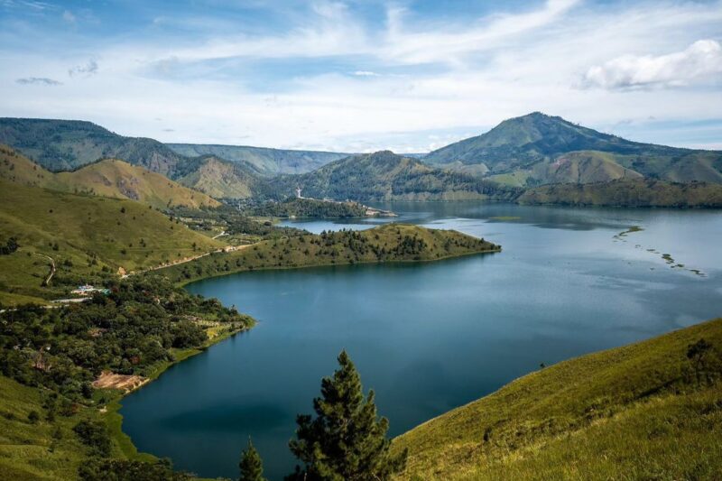 Pesona Danau Toba: Dari Air Biru hingga Ragam Budaya Batak