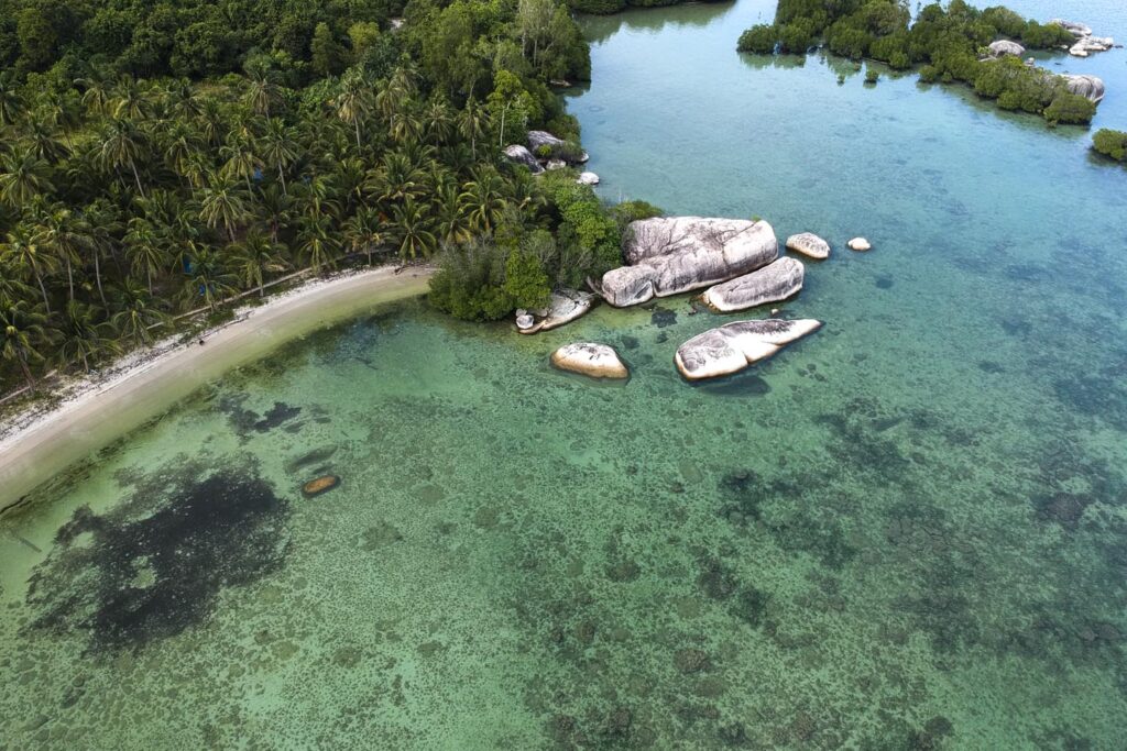 Pantai Pangkalan Bangka - hidden gem dengan pasir pink alami dan bebatuan granit di pesisir Pulau Bangka