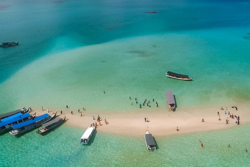 Pantai Timbul Bangka Belitung - pantai pasir pink dengan formasi batu granit besar yang ikonik di tepi laut