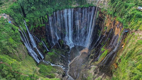 Air Terjun Tumpak Sewu - pemandangan spektakuler tirai air setinggi 120 meter dari dasar jurang di Jawa Timur