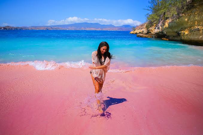 Pantai pasir pink di Indonesia dengan air laut biru jernih dan pemandangan alam yang memukau