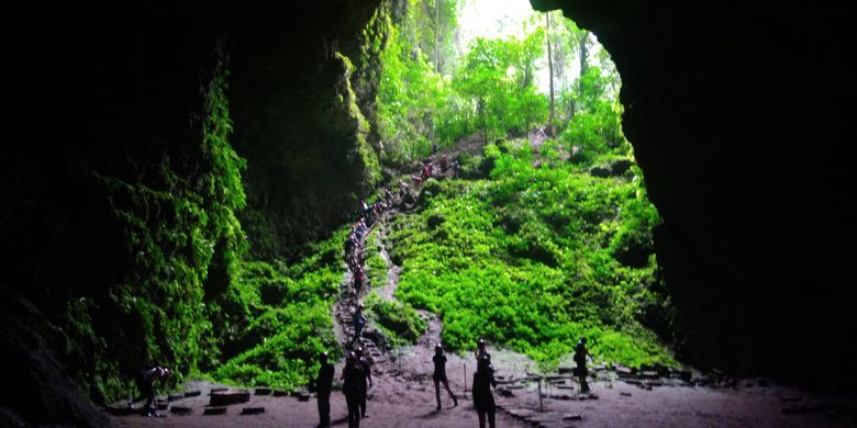 Gua Jomblang Gunungkidul - cahaya surga menembus lubang gua setinggi 60 meter di Yogyakarta