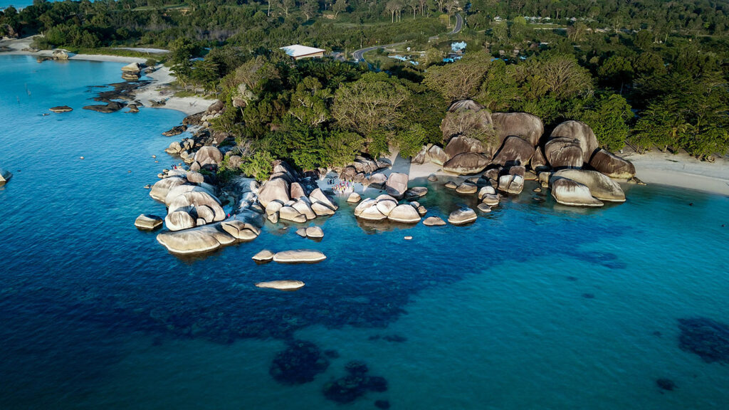 Pantai Tanjung Tinggi Belitung - batu granit raksasa dan pasir putih di lokasi syuting Laskar Pelangi