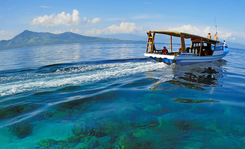 Pemandangan bawah laut perairan Mantehage yang jernih dengan terumbu karang dan ikan berwarna-warni