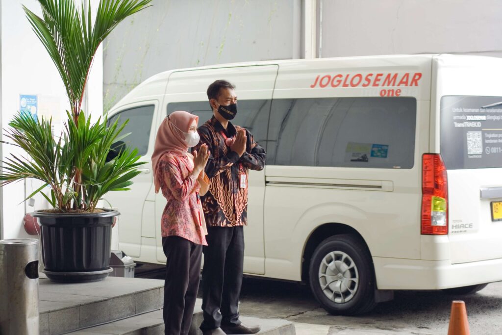 Petugas wisata memberi arahan kepada pengunjung di area shuttle Joglosemar